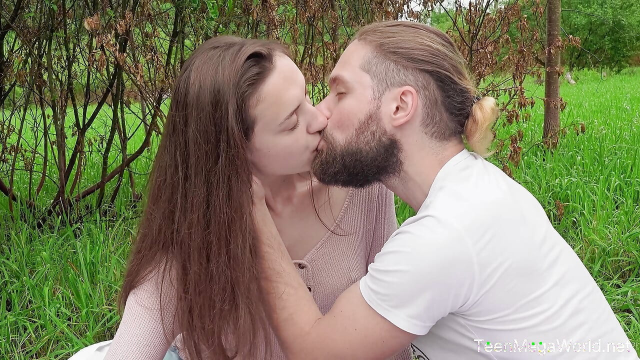Liefhebbers krijgen een orgasme buitenshuis volledige video