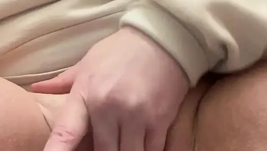 Care Aide kommt im öffentlichen badezimmer in der pause