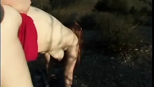 Sürtük esmer yarağı gırtlağına kadar alıyor ve döl yiyor