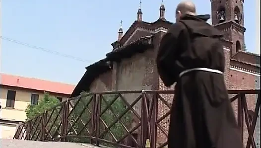 Azgın keşiş çekici zenci kızdan ahlaksız bir teklif alıyor