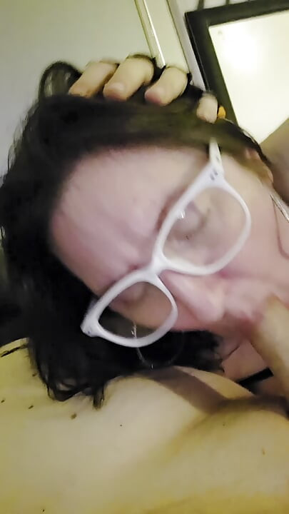 Cand !d Sandra amateur, BBW, femme au foyer excitée, n’a pas 1, mais 2 orgasmes avec gicler dans une fontaine à sperme