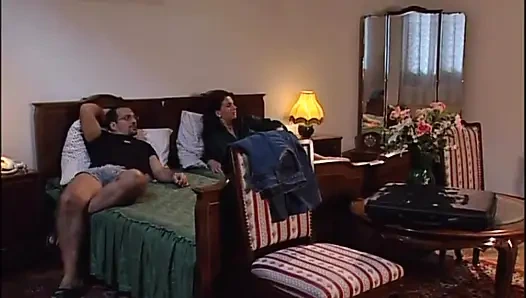 Büyük memeli harika orta yaşlı seksi kadın ormanda büyük amatör yarakla sikiliyor ve amının içine boşalıyor