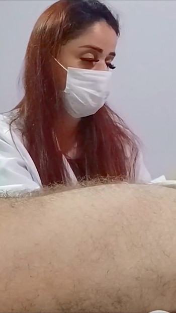 كانت الممرضة متحمسة لانتصاب المريض! | مقطع 1