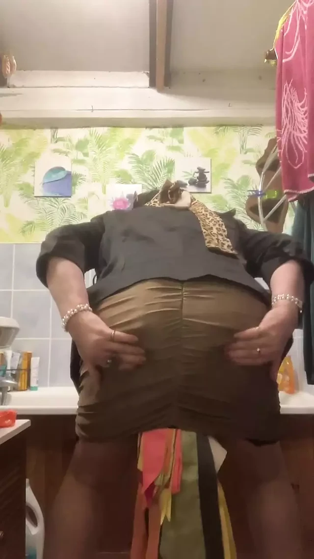Peeing in a bottle with an outfit with a tight gold dress