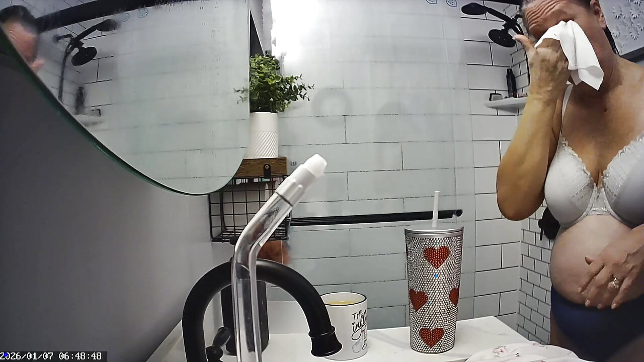 Місіс Джоанн Таннер, справжня державна школярка з великими натуральними цицьками, яка оголилася в душі 01-07-2026