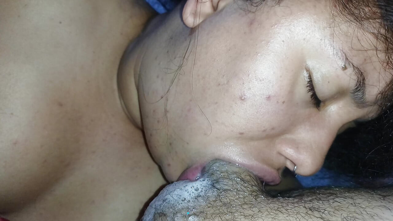 TAN TRAVIESA, ESTA ZORRA SE DEVORA LA POLLA CON TANTA EXCITACIÓN, FOLLANDO CON FUERZA