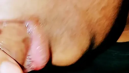 Cewek sange ini lagi asik jilat beceknya!!