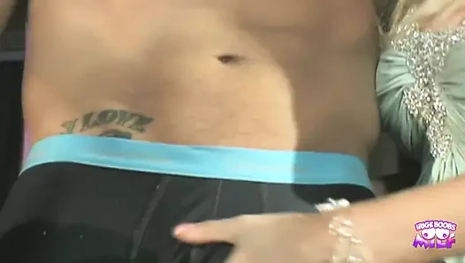 Две блондинки по очереди сосут и трахаются с мужиком в диком тройничке.