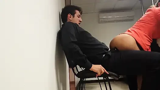 Daha fazla bekleyemiyorum ve ofiste seks yapıyoruz!