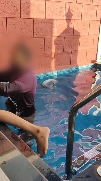 Detik kuat dari "Komal masuk ke kolam renang buat kali pertama, suami turun dari belakang"