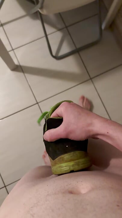 Mein bester freund ließ versehentlich seine arbeitsstiefel bei mir (ich habe dann alles auf mich gespritzt)