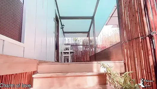 Seorang wanita cantik dan seorang pria muda di sebuah hotel di Thailand.