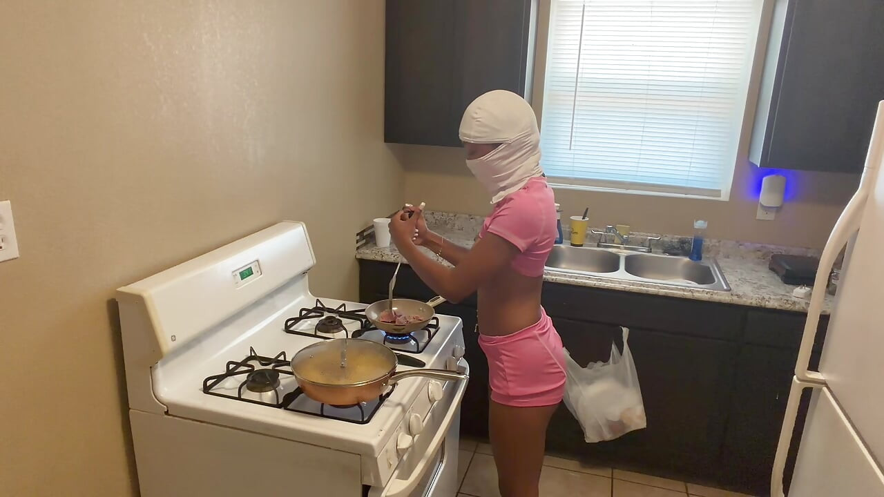 Hot babe naked making breakfast for her boyfriend m