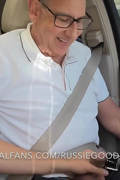 在汽车和停车场吮吸大鸡巴继父杰伊泰勒