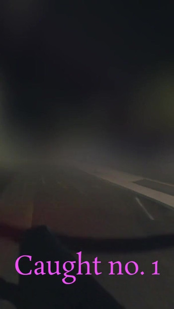 Javno izlaganje na biciklu u javnosti pokazujući analni čep | Isječak 1