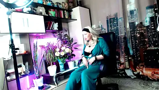 Olgun bir fahişe, bir webcam modeli, yabancılarla özel seanslardan sonra kocasının sikini emiyor.!. (27)