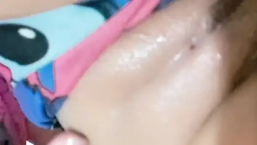 Aku lagi asik fisting lubang pantatku sampai mengerang keenakan