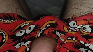 मैं कंबल के नीचे रात में अपने लंड को झटका देती हूं