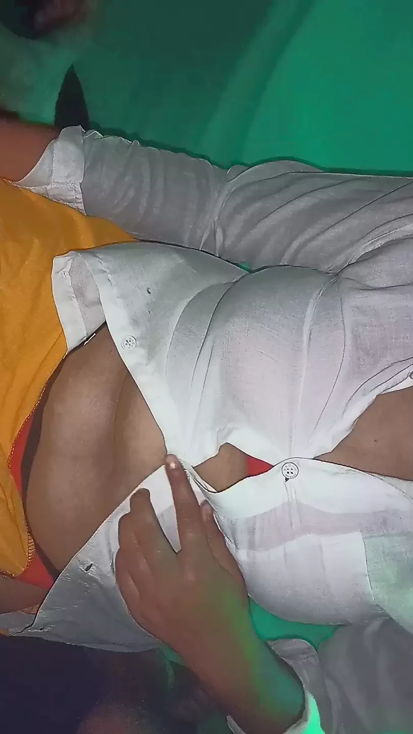 Banga hatun göğüslerini ve amını gösteriyor