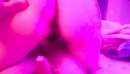 Çinli striptizci nefis Jimmy'nin gevşek amına boşalana kadar ters kovboy kız tarzına biniyor