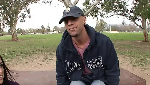 Brunette semok disetubuhi dalam aksi cuckold hardcore