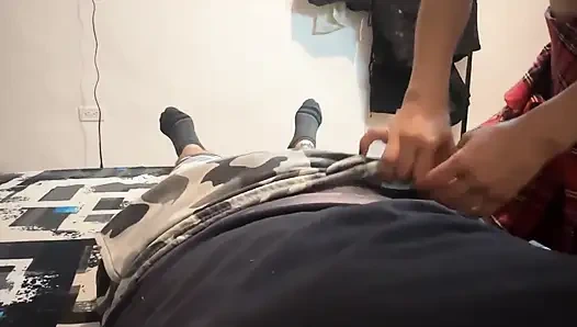 Жена моего лучшего друга глотает весь мой член, когда мы одни