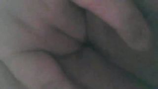 Molliges Mädchen masturbiert ihre rasierte Muschi
