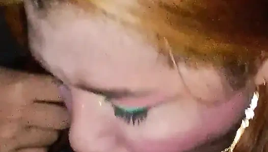 Трахаю сиськи грудастой рыжей латины