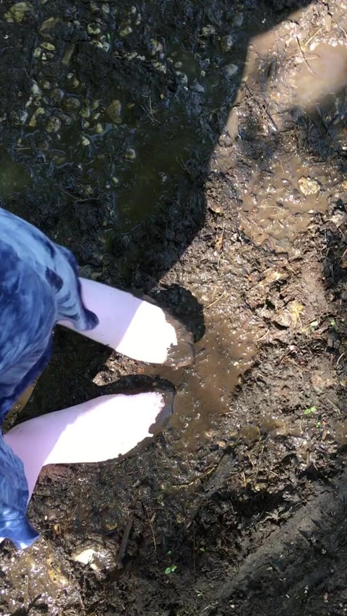 Light pink hosed CD feet in mud