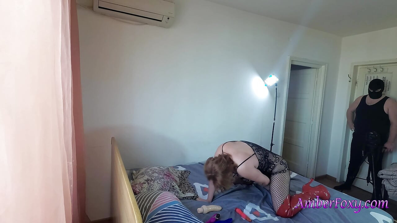 Matură sexy se masturbează cu mai multe vibratoare împingându-le adânc în pizda ei