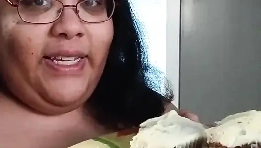 Aku lagi asik masukin wajahku pakai cupcake sambil bugil