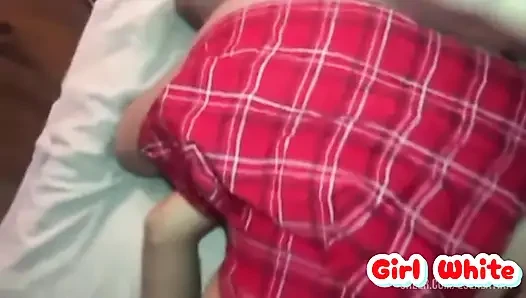 Mein Stiefvater fickt mich heftig, wenn ich mit Schuluniform nach Hause komme. Sie legt sie ins Bett, um ihre Stieftochter zu sein. Heißes Schulmädchen