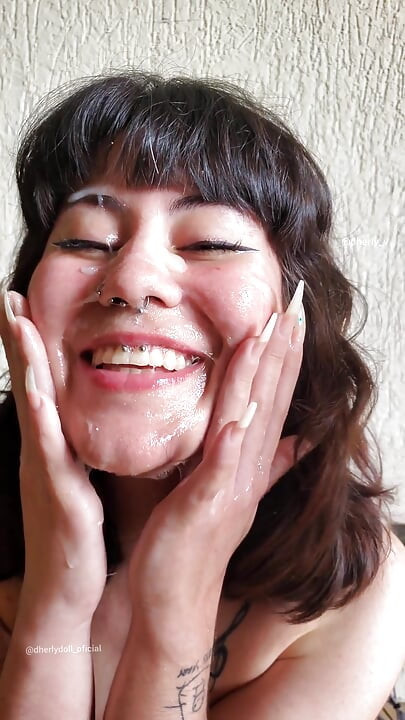 śliczna dziewczyna Daje pyszne niechlujne obciąganie nieznajomemu, Uzyskiwanie ogromnego wytrysku na jej twarz