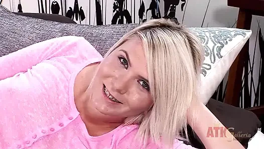 Sevimli diş teli takan sarışın tatlı olivia kasady sert boşalmak için en sevdiği vibratörünü kullanıyor