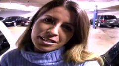 Hübsche freche Amerikanerin lutscht ihren Mann in einer U-Bahn