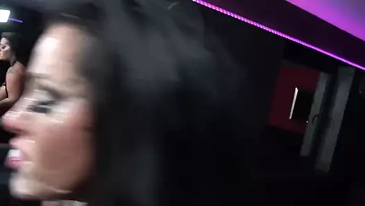 Ashley Cumstar eş değiştirme barında büyük yaraklarla grup seks yapıyor