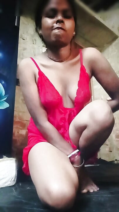 Hint sıcak köy karısı kremamsı amını dildo ile sikiyor ve göğüslerini gösteriyor