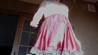 Sissy Ray in abito viola da femminuccia 2