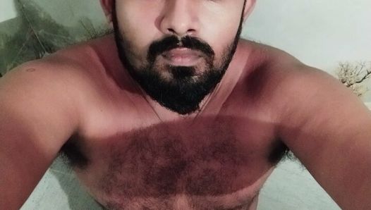 Сексуальный волосатый застенчивый индийский паренек в любительском видео.