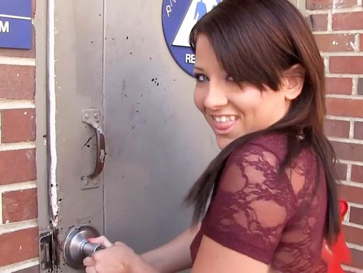 Casey Cumz suce une grosse bite noire dans un gloryhole