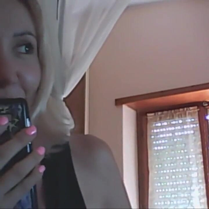 สองสาวสวย เพื่อนซุกซนและหลั่ง (กับ Chantal และ Nicoletta Embassi)