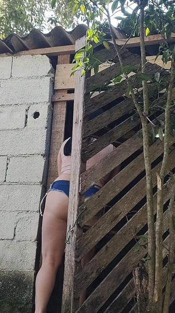 Potente momento da "la casalinga troia accoglie il vicino di casa del muratore e lo seduce"