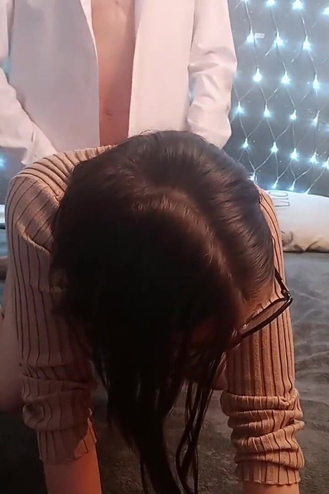 Remaja cantik dengan cermin mata membuktikan dirinya dalam lucah amatur