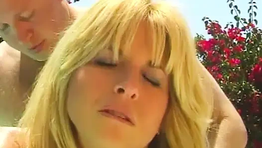 Heißer Pool-Sex in weißen Panties