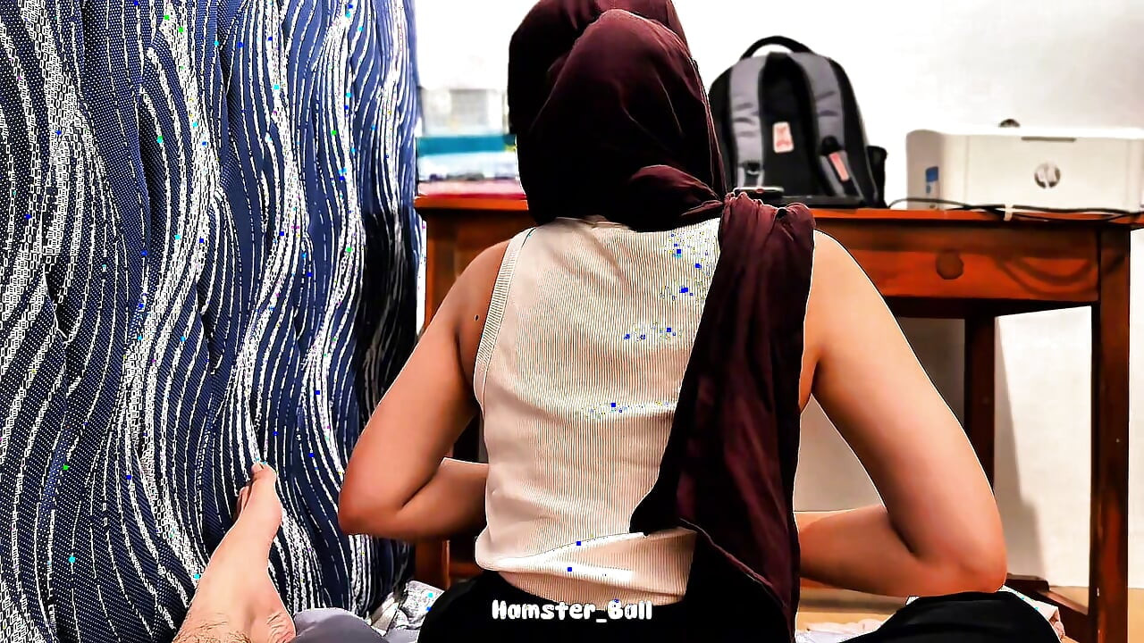 Pembantu malaysia lagi asik nyepong kontol saat hujan deras