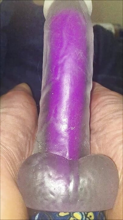 Lateksikäsineet ja paljaat jalat näyttävät, miten haluan runkata kyrpääsi