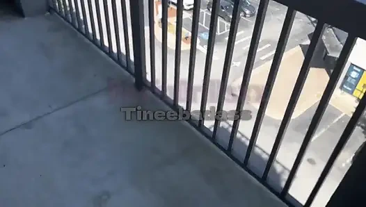 Manzaranın Tadını Çıkarıyor