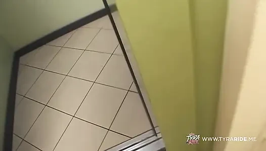 Kısa saçlı esmer orta yaşlı seksi kadın sert yarağı birden fazla kez alıyor