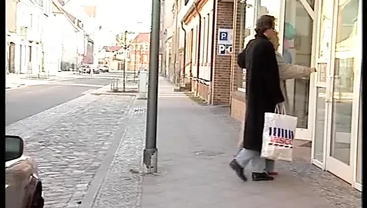 Büyük memeli sarışın Alman fahişe göğüslerine döl püskürtüyor