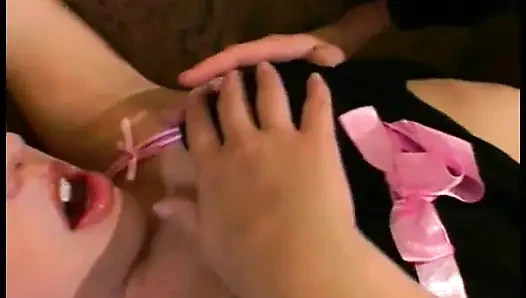Cowok beruntung ini lagi asik ngentot memek gadis imut bertato emo dengan kontol